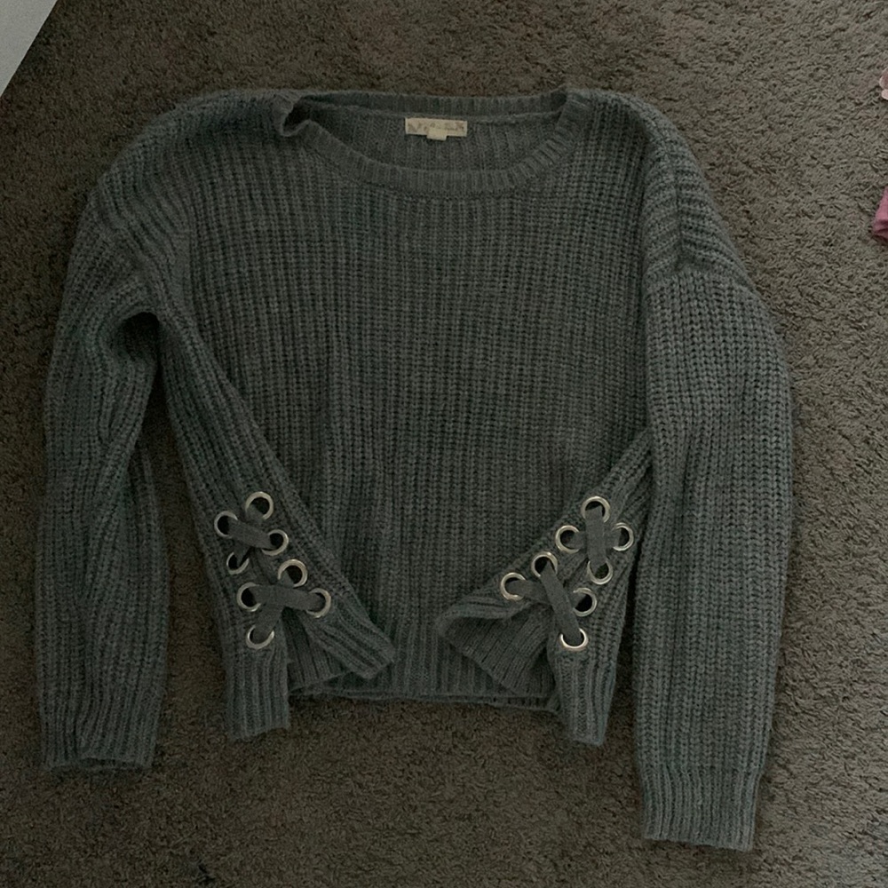 I’m selling this gray knit sweater from kohls
